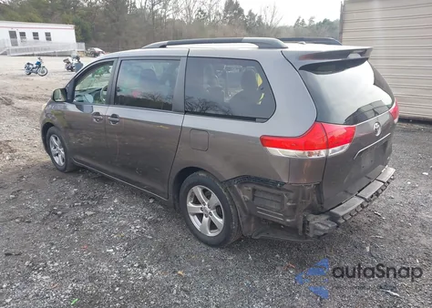 2014 Toyota Sienna Le V6 8 Passenger z USA, uszkodzony, nr VIN 5TDKK3DC2ES428567